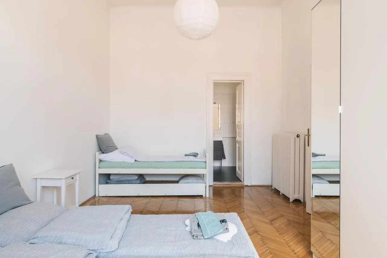 布达佩斯Sunny, Airy, Artsy & Authentic Loft With Balcony公寓 0*, 布达佩斯