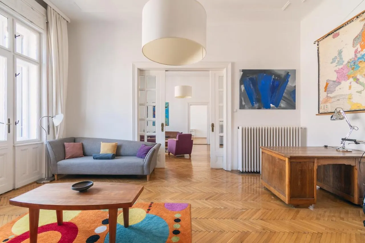 布达佩斯Sunny, Airy, Artsy & Authentic Loft With Balcony公寓
