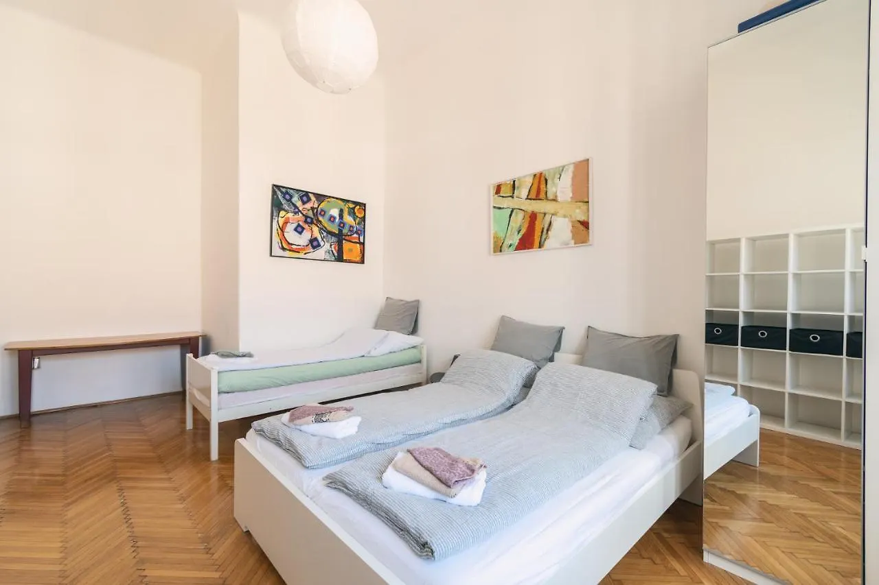公寓 布达佩斯Sunny, Airy, Artsy & Authentic Loft With Balcony公寓 匈牙利