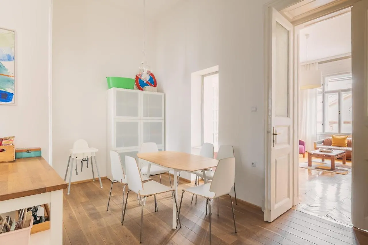 布达佩斯Sunny, Airy, Artsy & Authentic Loft With Balcony公寓