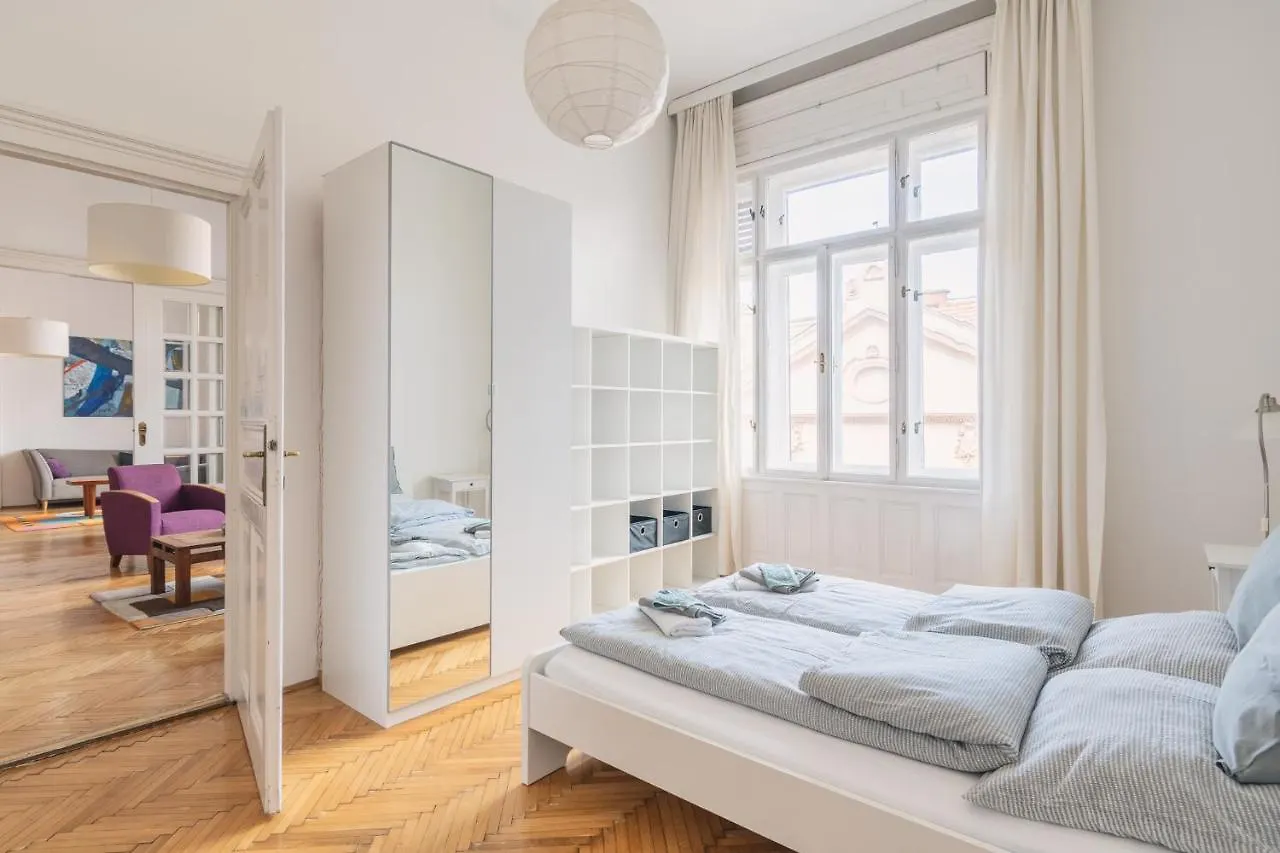 公寓 布达佩斯Sunny, Airy, Artsy & Authentic Loft With Balcony公寓