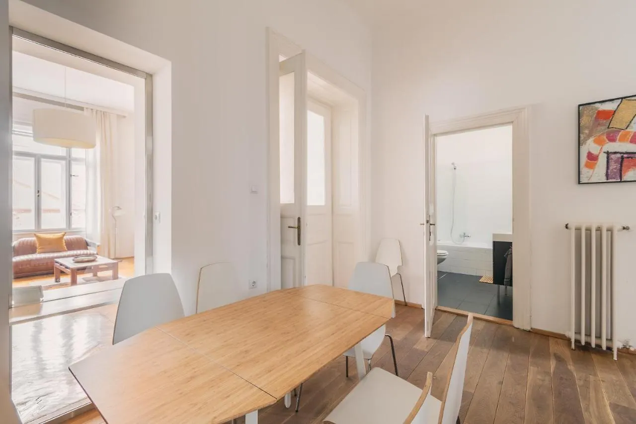 公寓 布达佩斯Sunny, Airy, Artsy & Authentic Loft With Balcony公寓 匈牙利