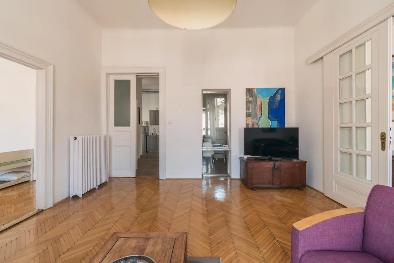 布达佩斯Sunny, Airy, Artsy & Authentic Loft With Balcony公寓 布达佩斯