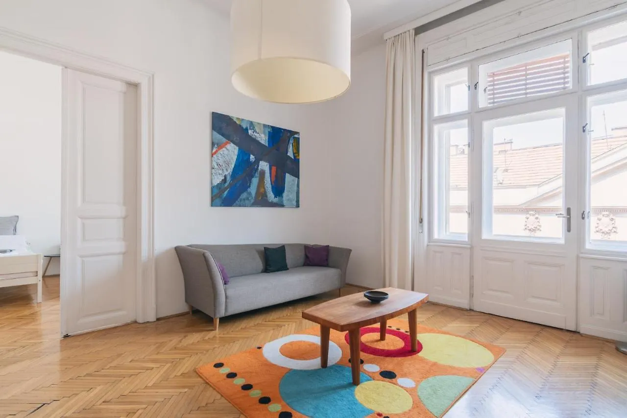 公寓 布达佩斯Sunny, Airy, Artsy & Authentic Loft With Balcony公寓