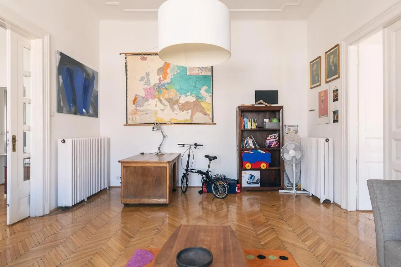 布达佩斯Sunny, Airy, Artsy & Authentic Loft With Balcony公寓 匈牙利