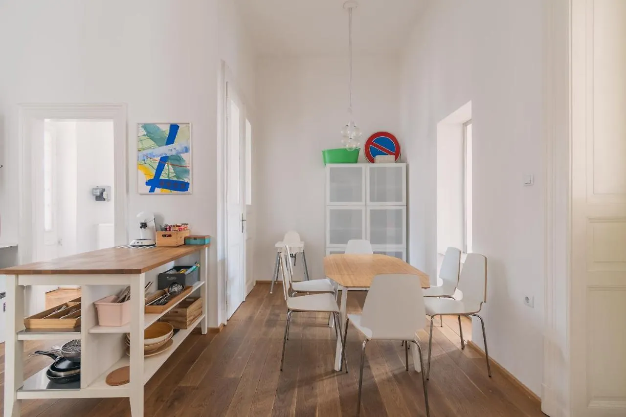 公寓 布达佩斯Sunny, Airy, Artsy & Authentic Loft With Balcony公寓