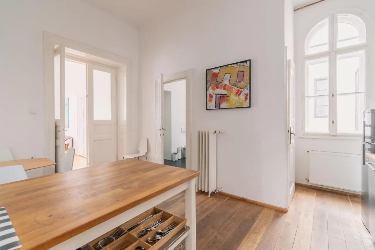 布达佩斯Sunny, Airy, Artsy & Authentic Loft With Balcony公寓 布达佩斯