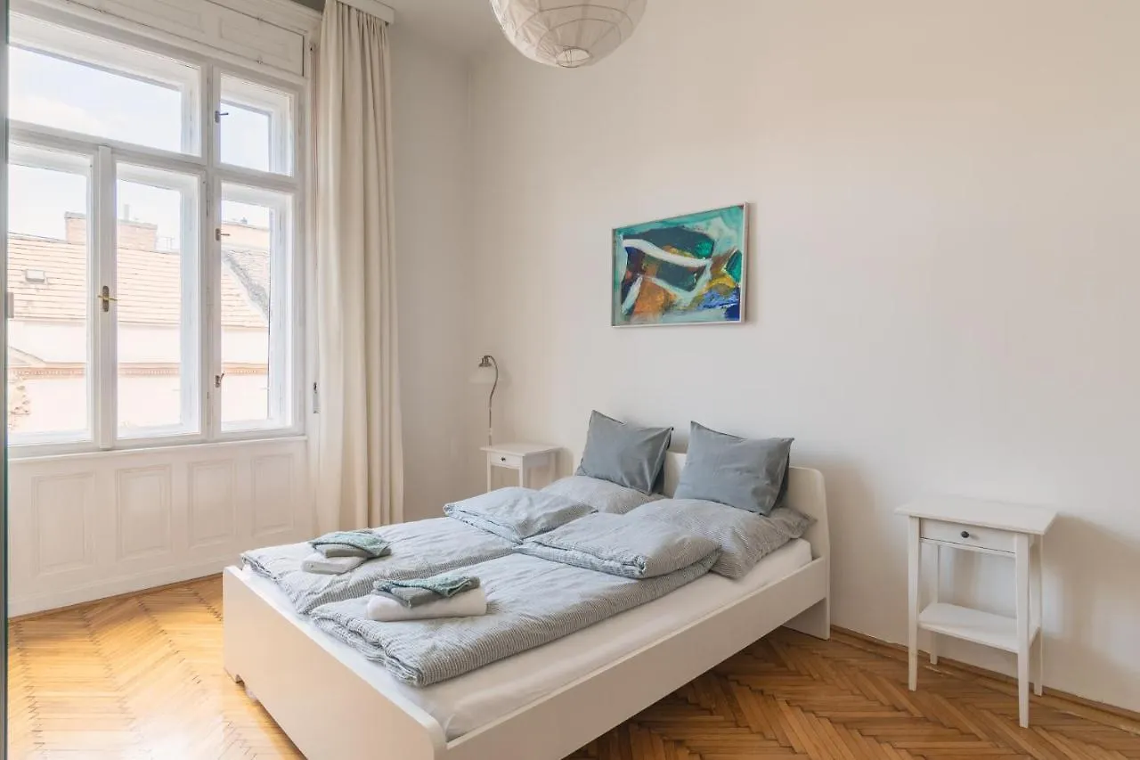 公寓 布达佩斯Sunny, Airy, Artsy & Authentic Loft With Balcony公寓