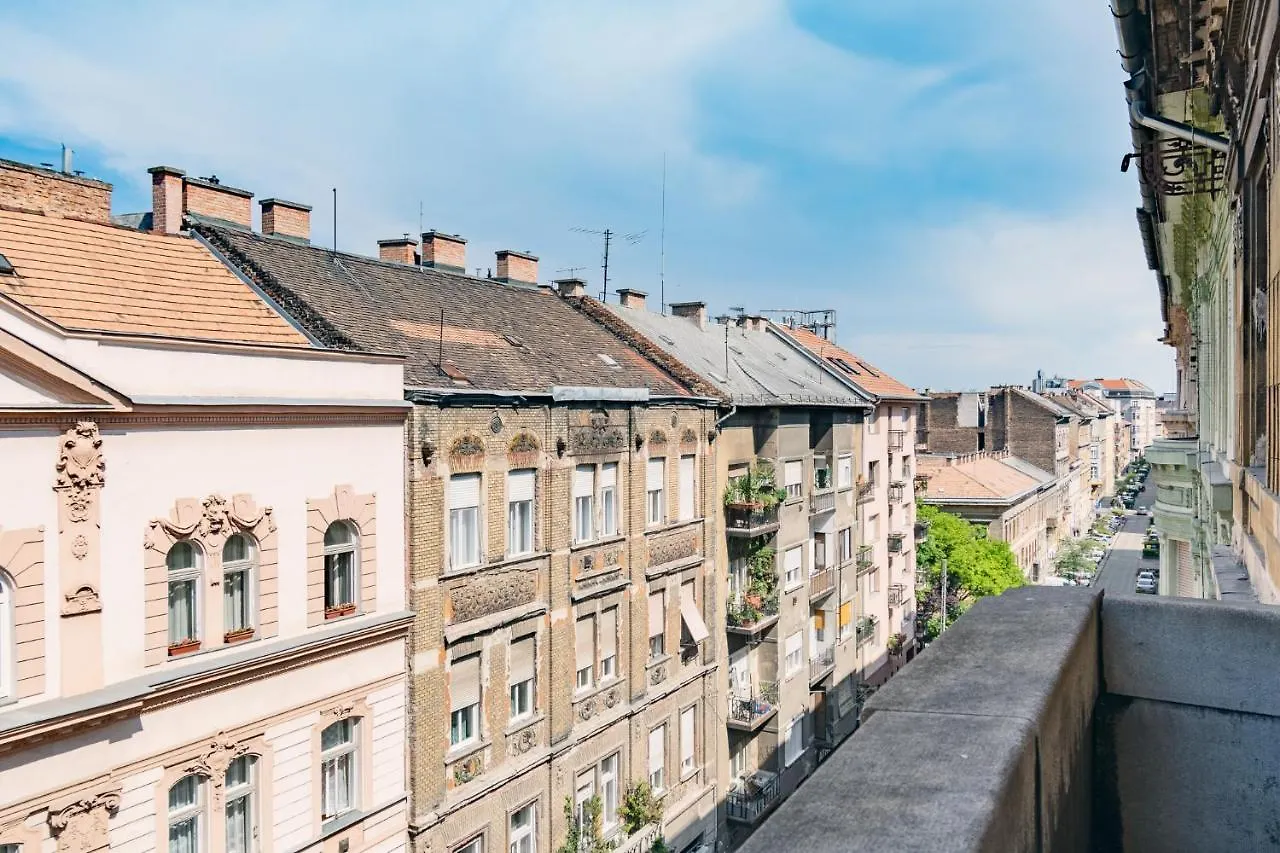 布达佩斯Sunny, Airy, Artsy & Authentic Loft With Balcony公寓