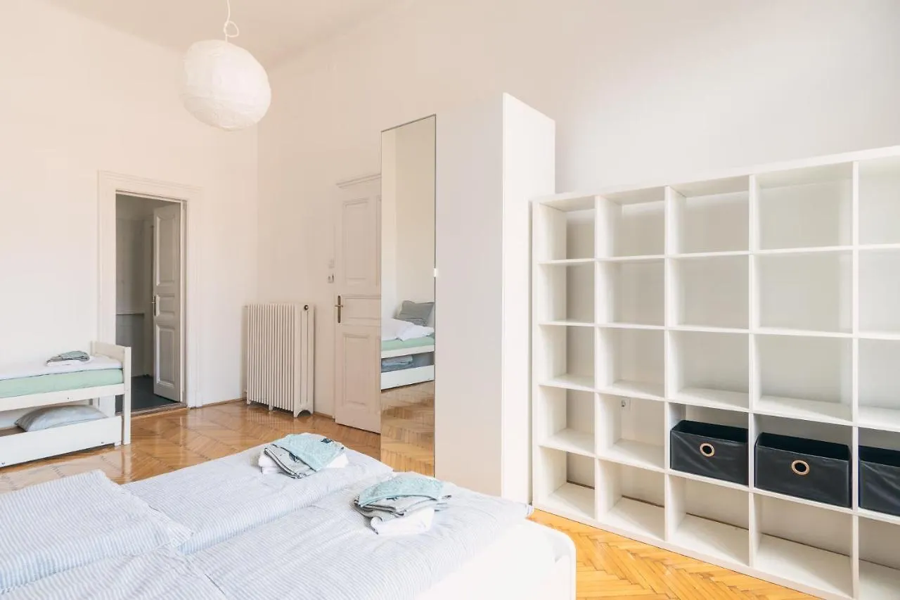 布达佩斯Sunny, Airy, Artsy & Authentic Loft With Balcony公寓 0*, 布达佩斯 匈牙利