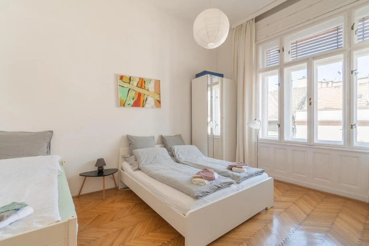 布达佩斯Sunny, Airy, Artsy & Authentic Loft With Balcony公寓 0*, 布达佩斯