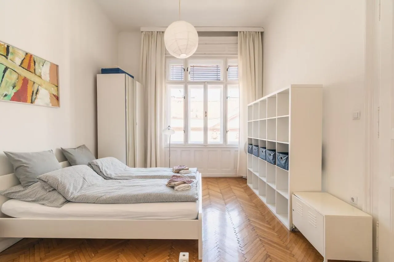 布达佩斯Sunny, Airy, Artsy & Authentic Loft With Balcony公寓 0*, 布达佩斯 匈牙利