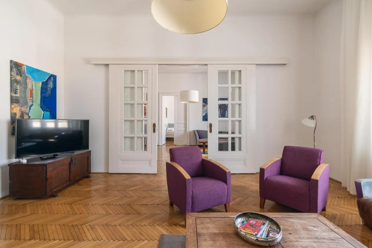 公寓 布达佩斯Sunny, Airy, Artsy & Authentic Loft With Balcony公寓