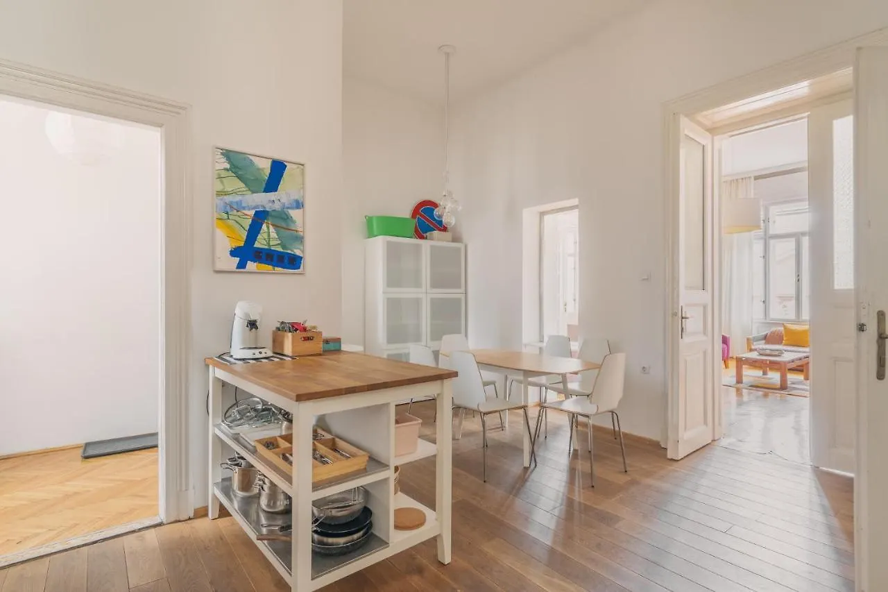 布达佩斯Sunny, Airy, Artsy & Authentic Loft With Balcony公寓 公寓 布达佩斯