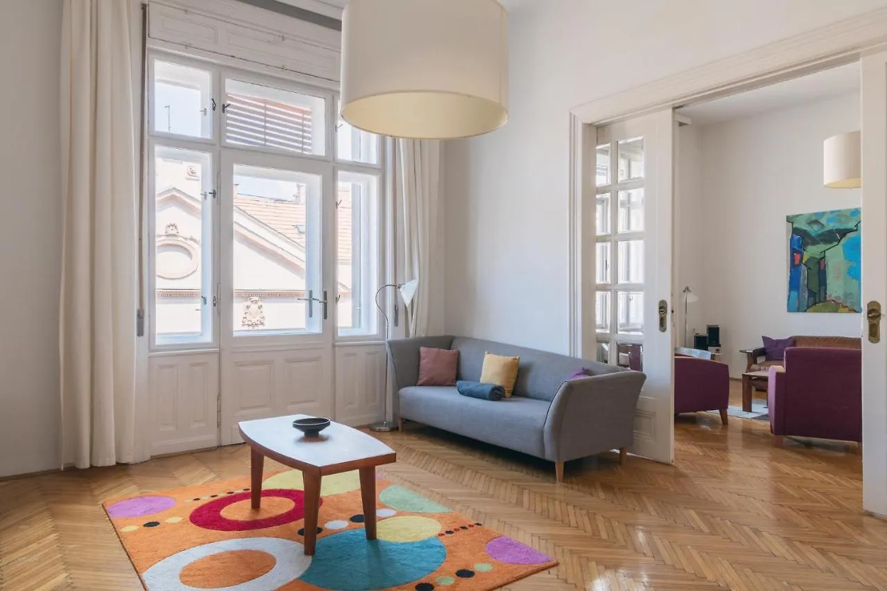 布达佩斯Sunny, Airy, Artsy & Authentic Loft With Balcony公寓 布达佩斯