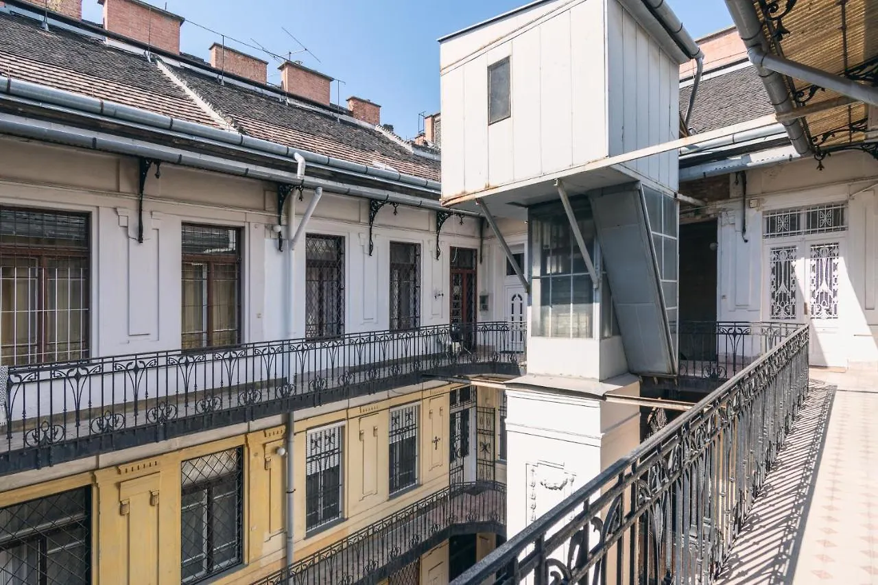 公寓 布达佩斯Sunny, Airy, Artsy & Authentic Loft With Balcony公寓